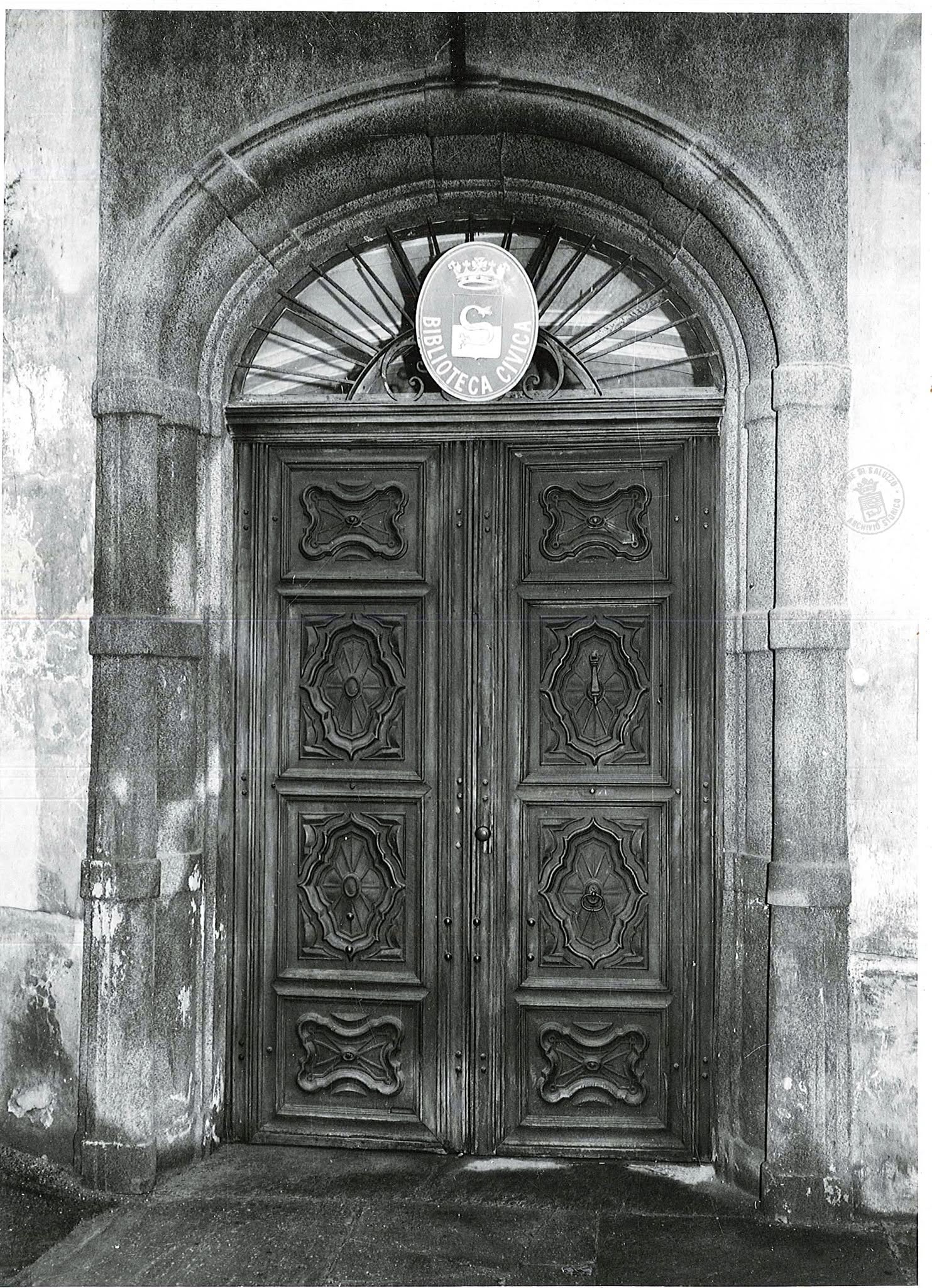 Portale dell’ex Biblioteca civica · fotografia 3 di 3