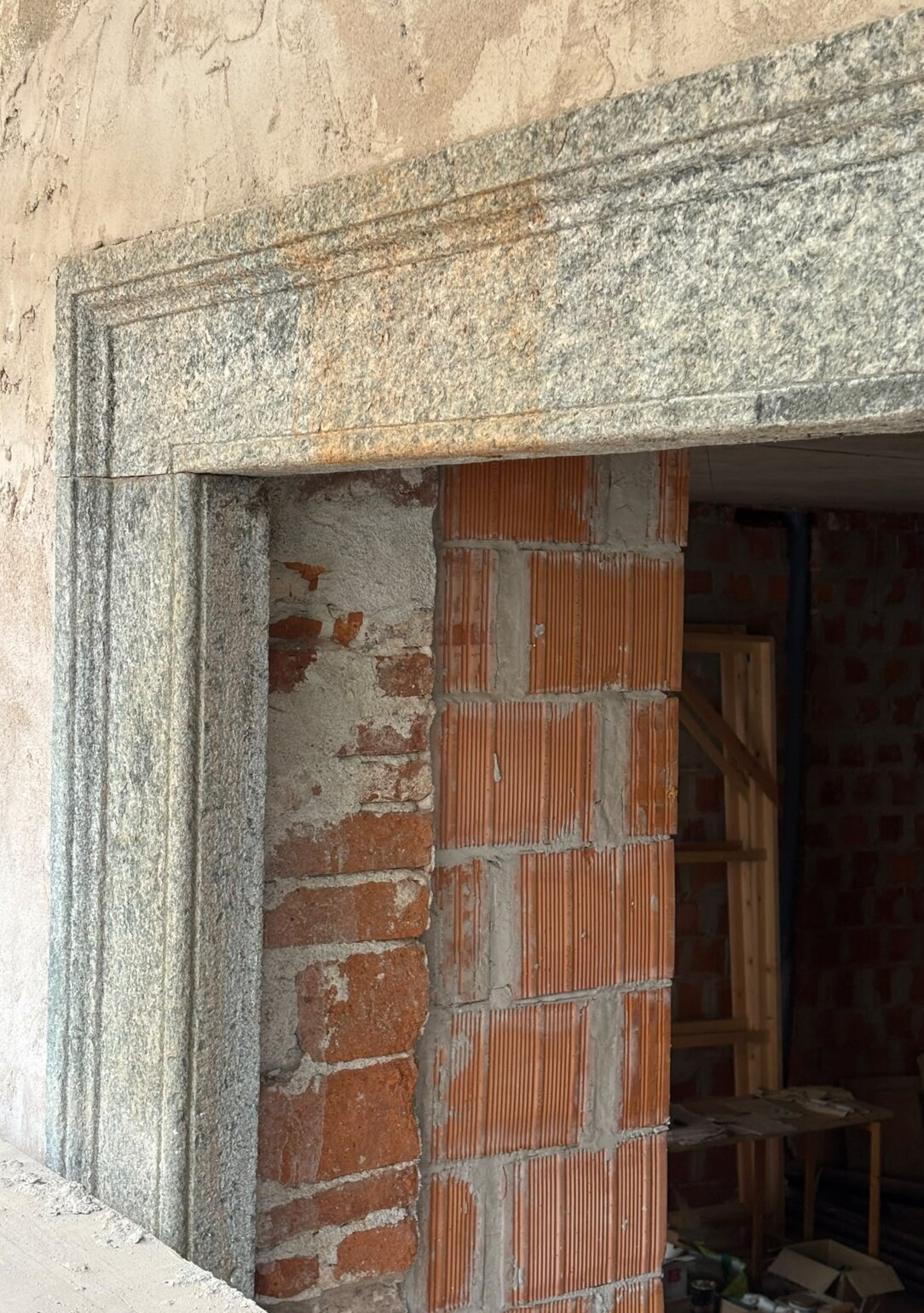 Portale storico in pietra di Luserna